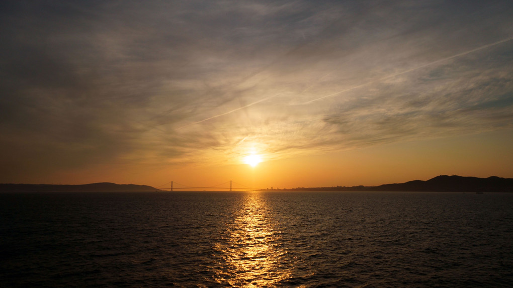 明石海峡大橋と沈む太陽