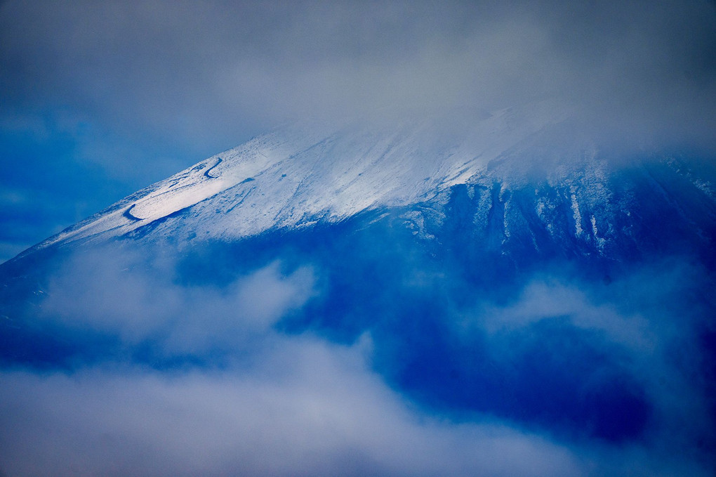 富士山の初冠雪！雲間に確認！