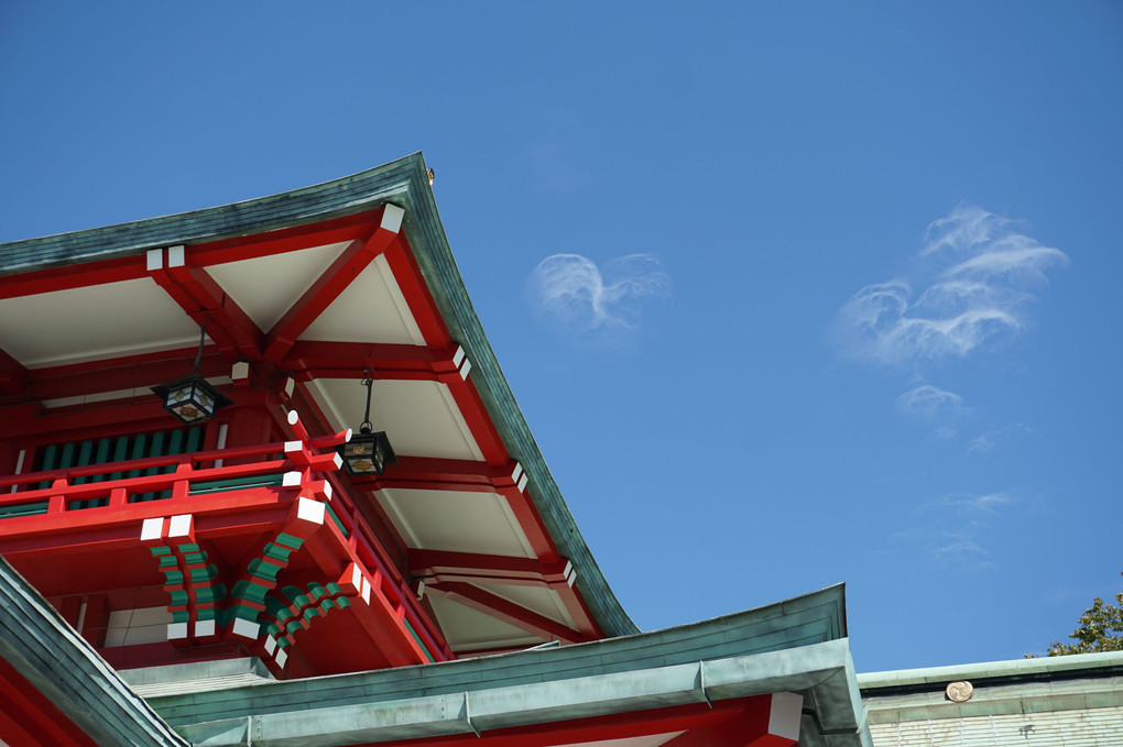 富岡八幡宮と秋の雲