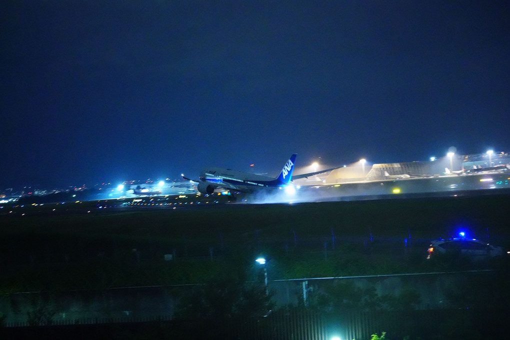 雨上がりの伊丹空港を離陸するANA機