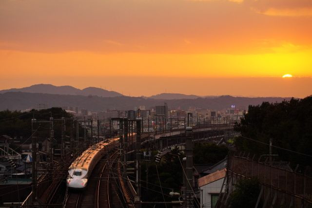 夕日に向かう新幹線