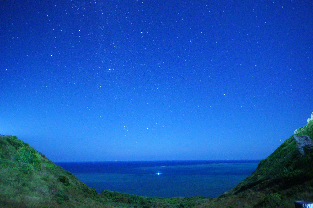 満月を背に海と星空