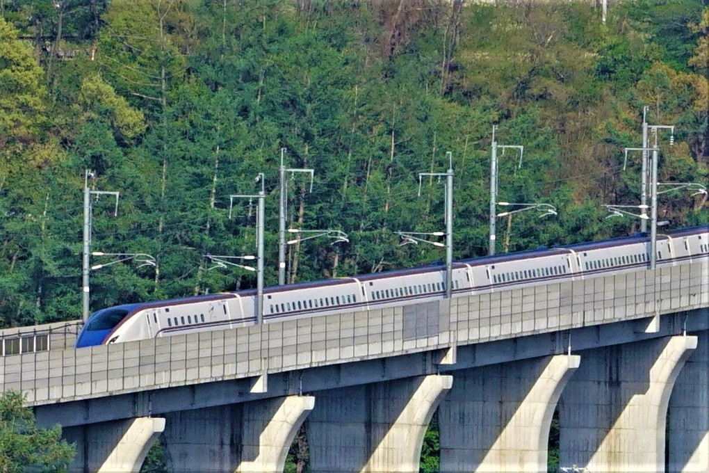 信濃路を走行する”E7系･W7系”新幹線