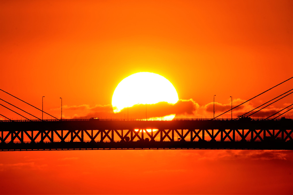 橋にかかる朝陽
