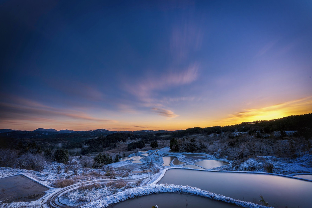 🌄日の出前🌄✖︎❄️初雪の棚田❄️