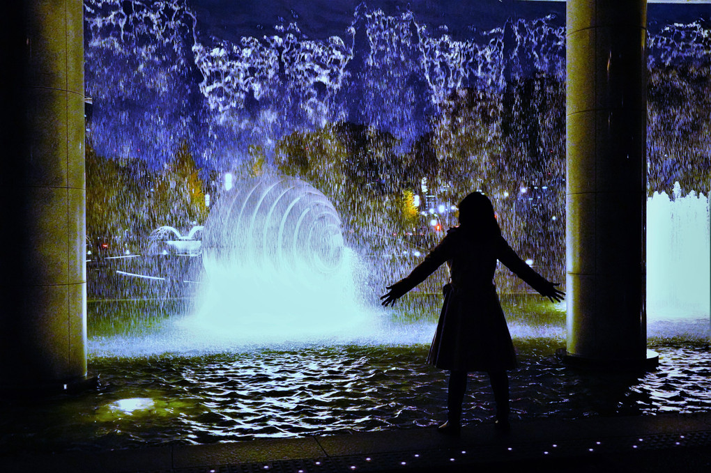 夕暮れのライトアップされた和田倉噴水を撮る