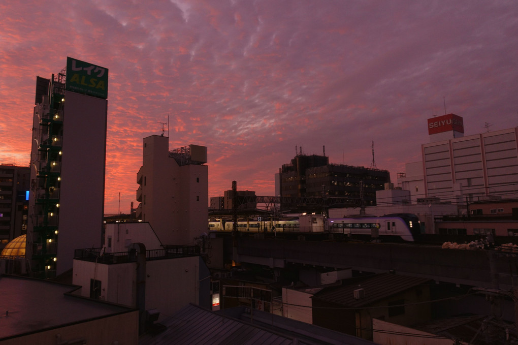 いつもの風景と電車を夕焼けで。