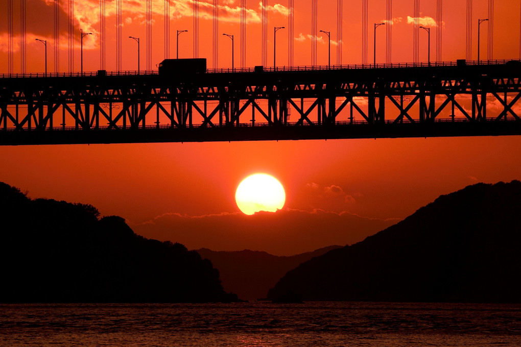 吊橋に沈む夕日