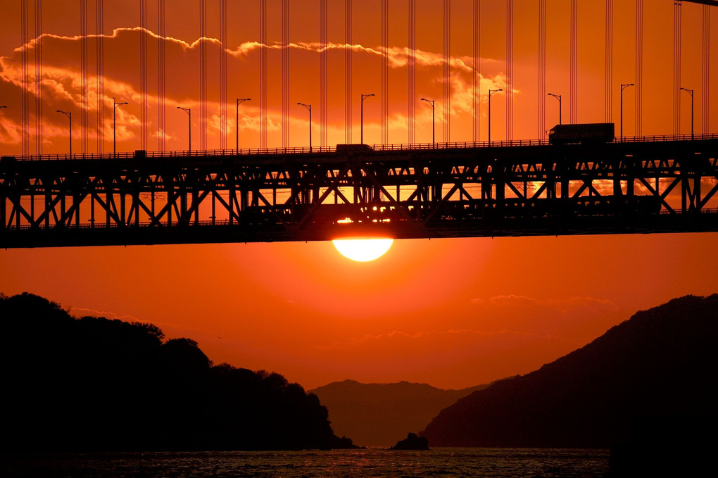 吊橋に沈む夕日