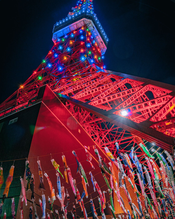 夜空にたなびく鯉のぼり