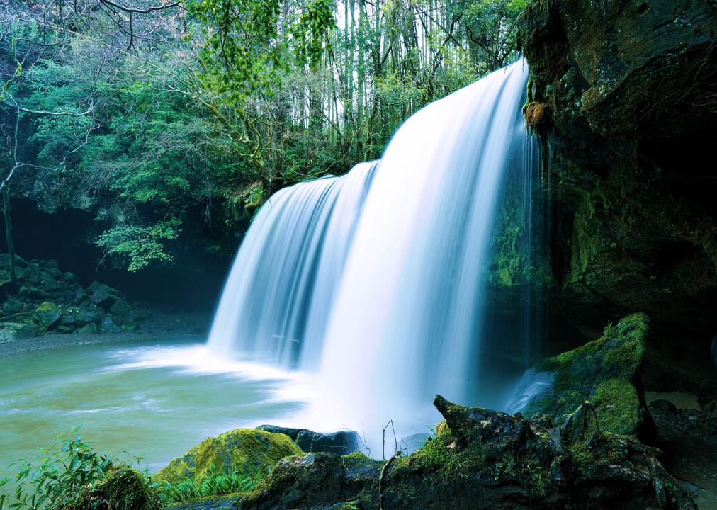 阿蘇の自然が生み出す美しい滝(鍋ケ滝)