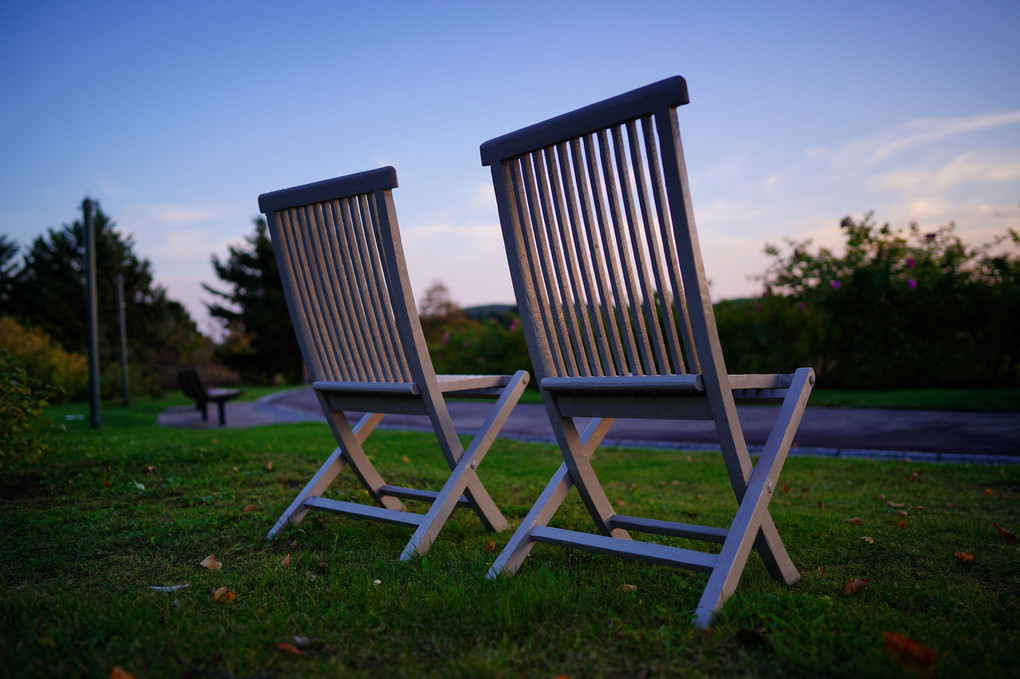 秋夕暮れと２脚の椅子