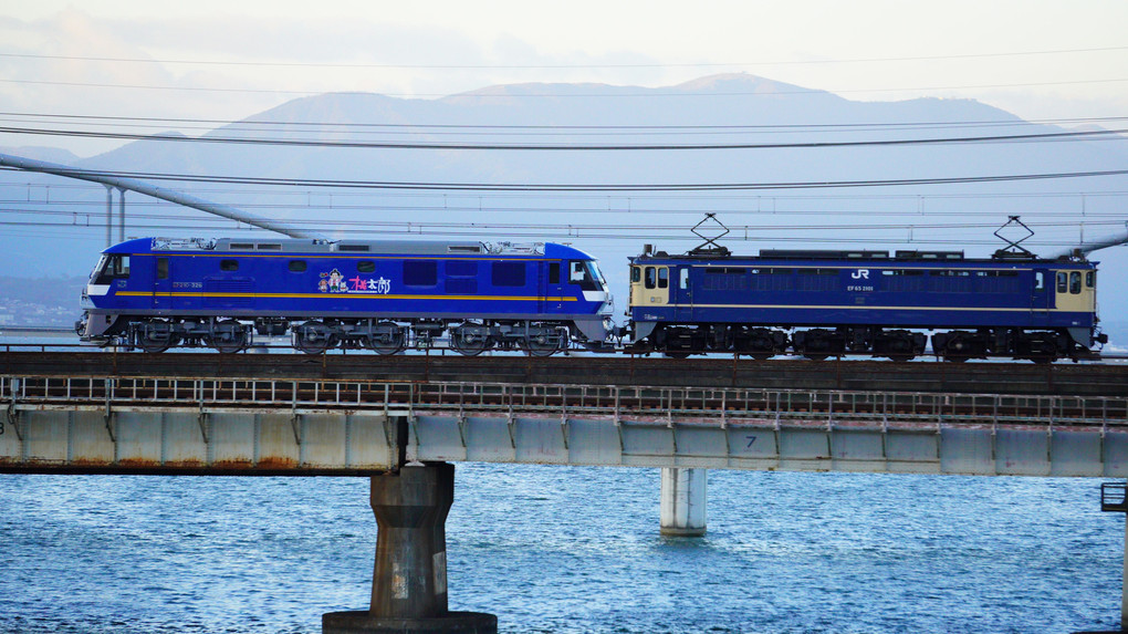 神戸から川崎まで新しい機関車を運びます