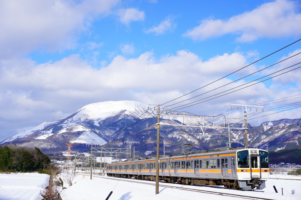 冬晴れの伊吹山