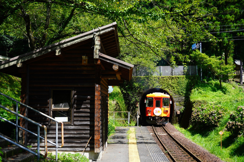 山あいの小さな駅