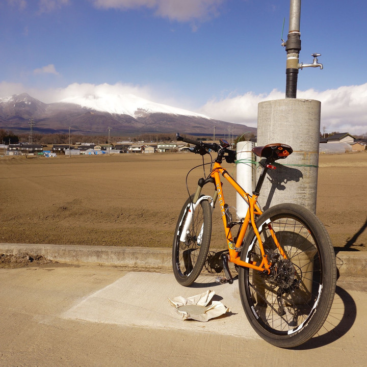 浅間山と自転車