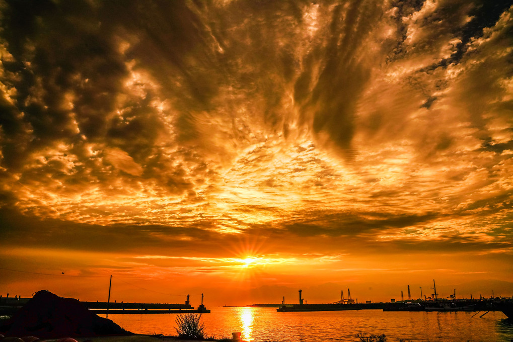 蒼空蔽う朱の雲