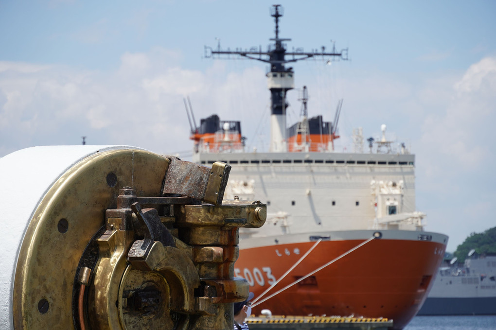 南極観測船「しらせ」と戦艦「陸奥」砲門2