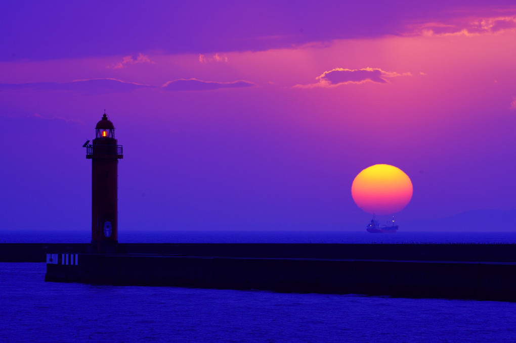 灯台と太陽のバトンタッチ
