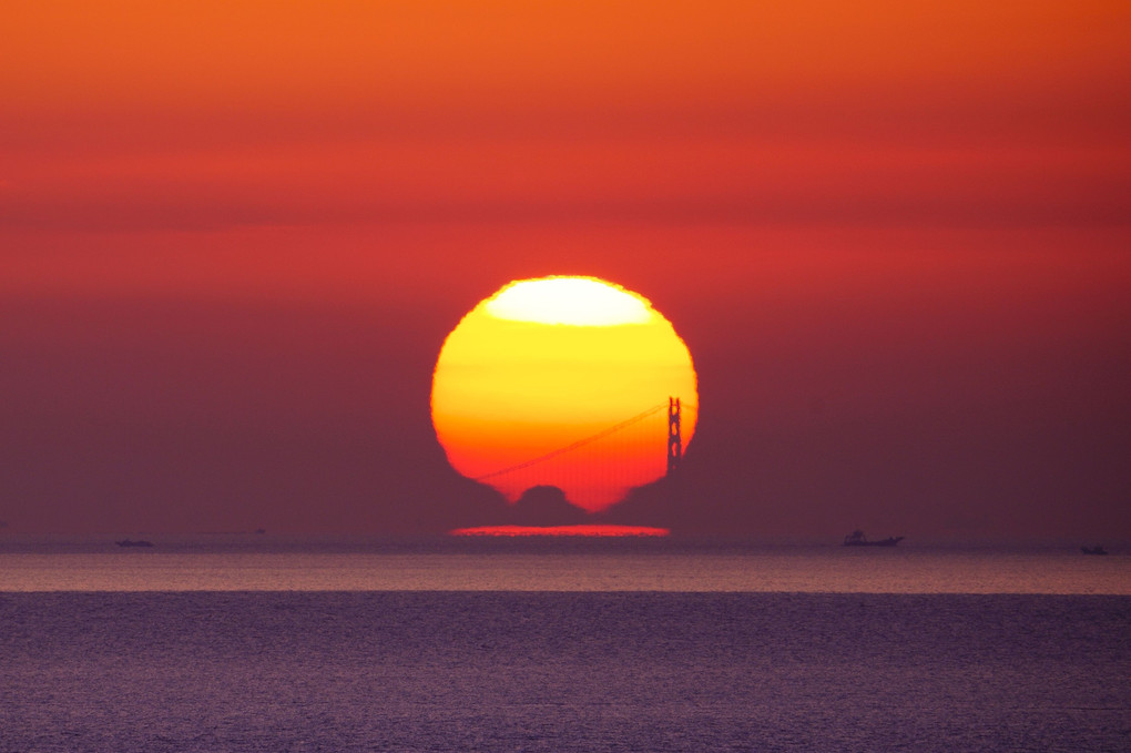 明石海峡大橋と太陽(全画素超解像ｽﾞ-ﾑ1200相当）