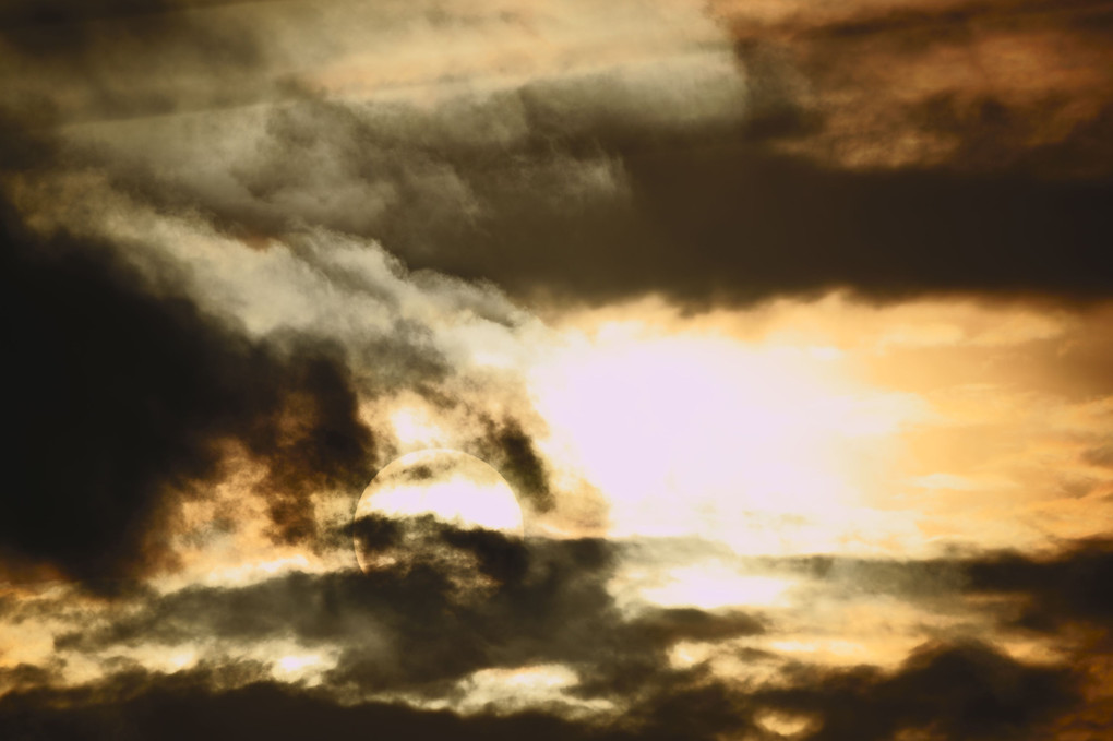 太陽と雲 朝の攻防