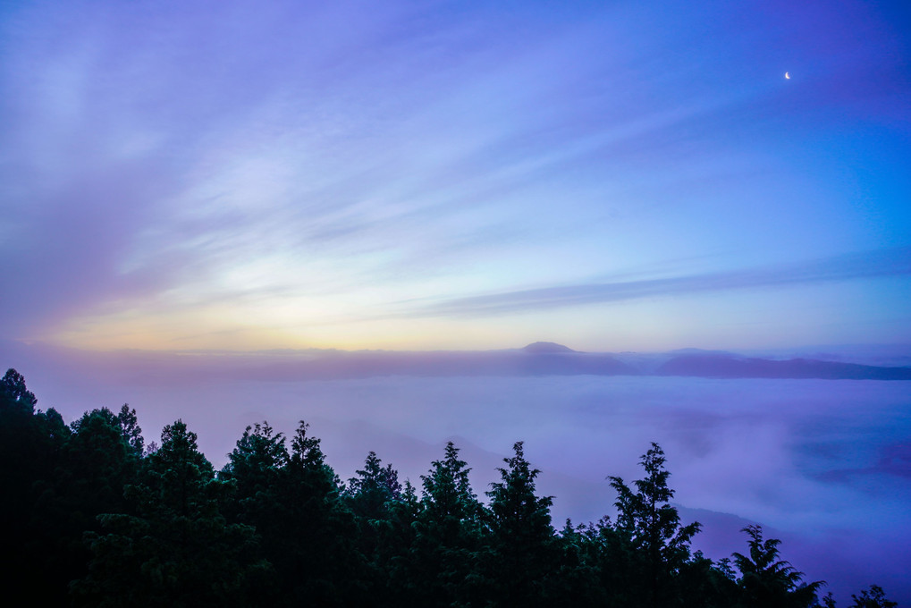 御来光直前の雲海風景