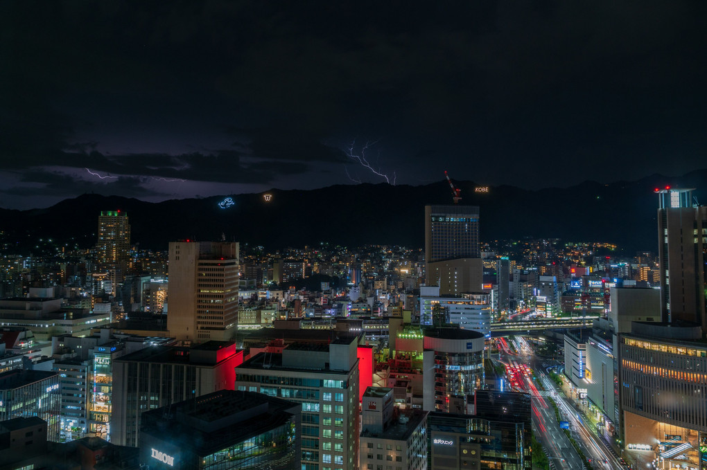 神戸三宮の夜景と六甲山に落ちる稲妻