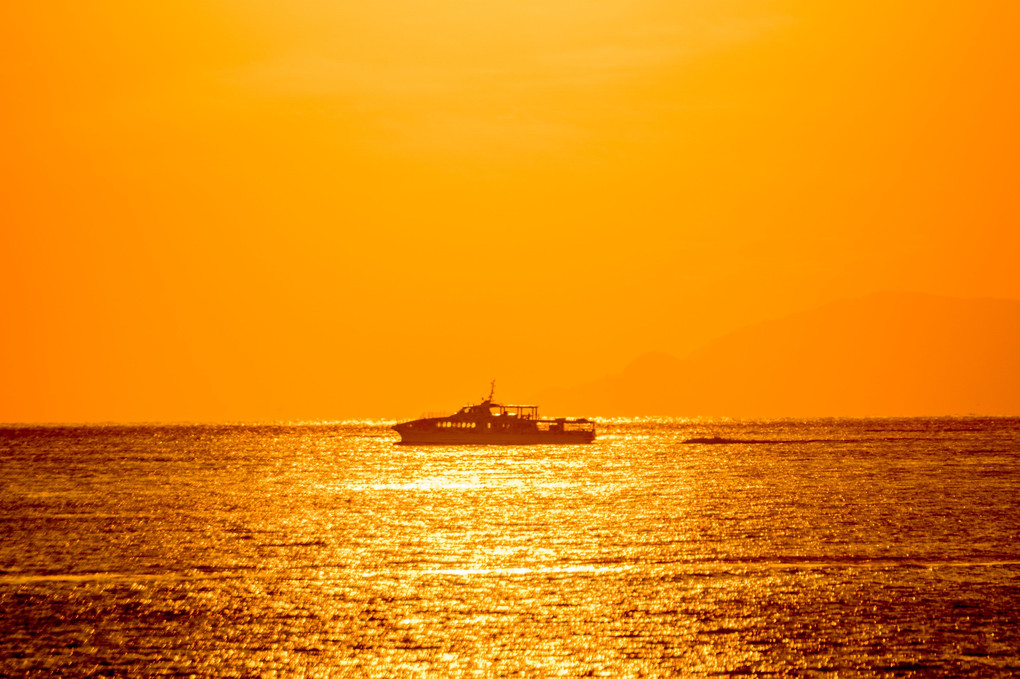 夕陽に染まる船