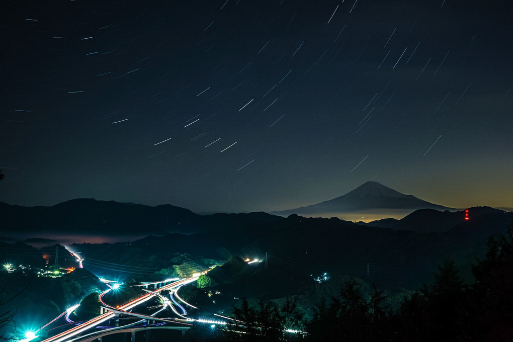 真夜中の富士山と清水JCT