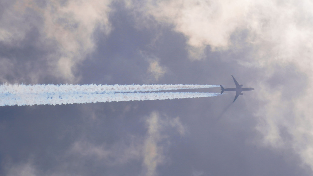 青い飛行機雲
