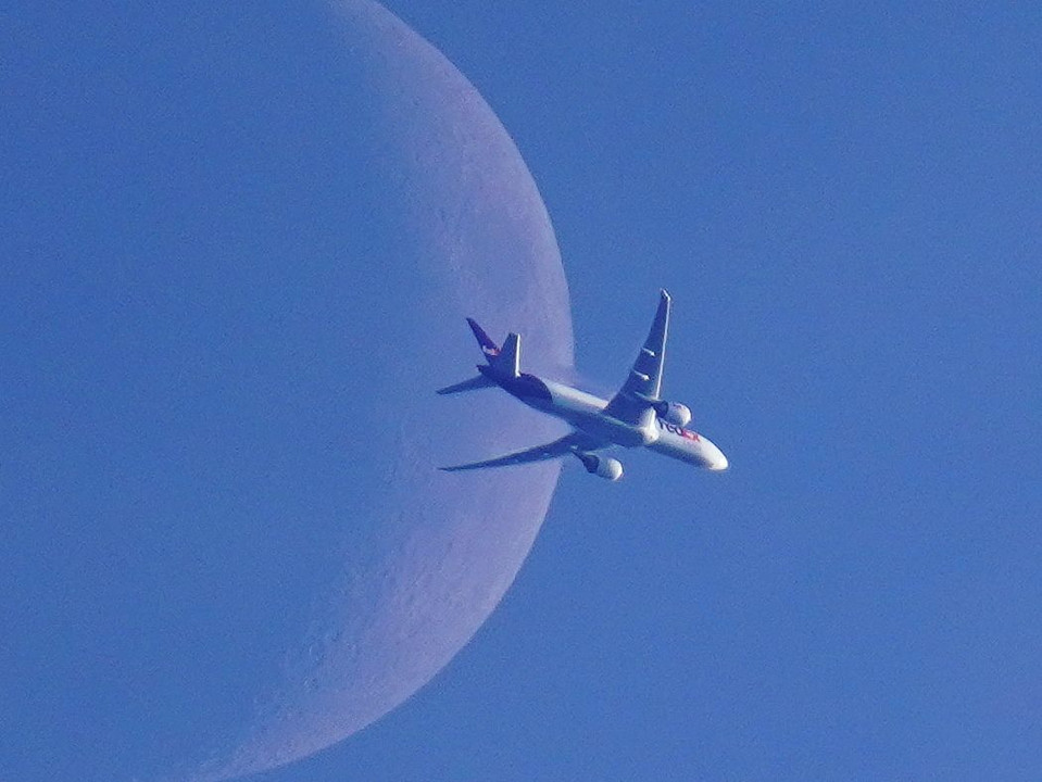 飛行機とお月様
