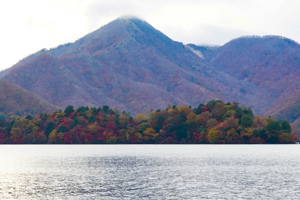 中禅寺湖、八丁出島の紅葉