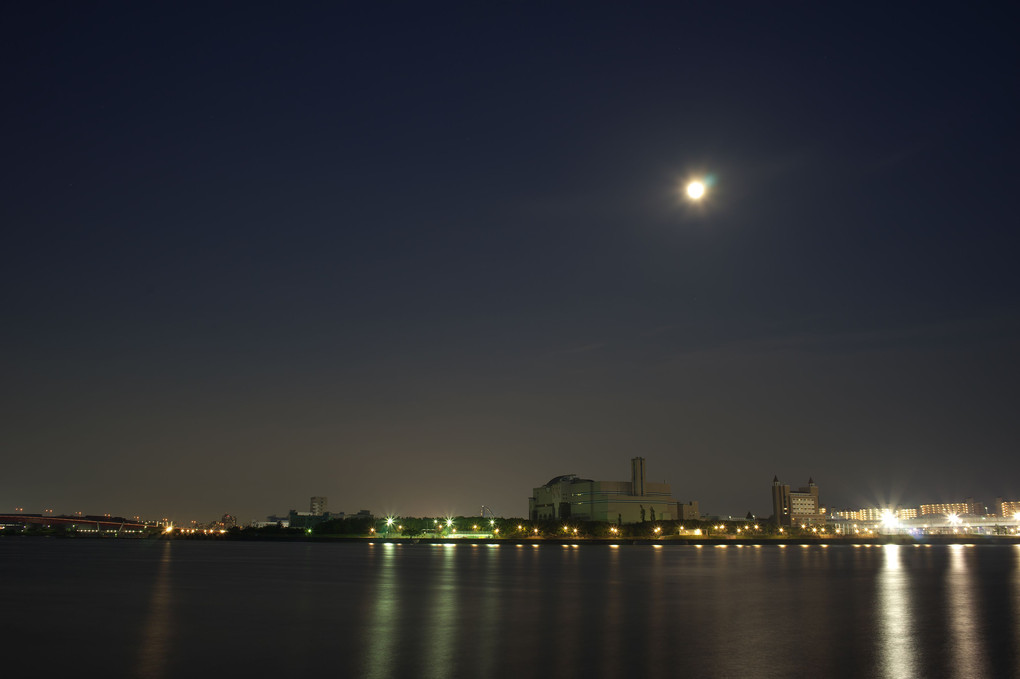 月と西宮浜の夜景