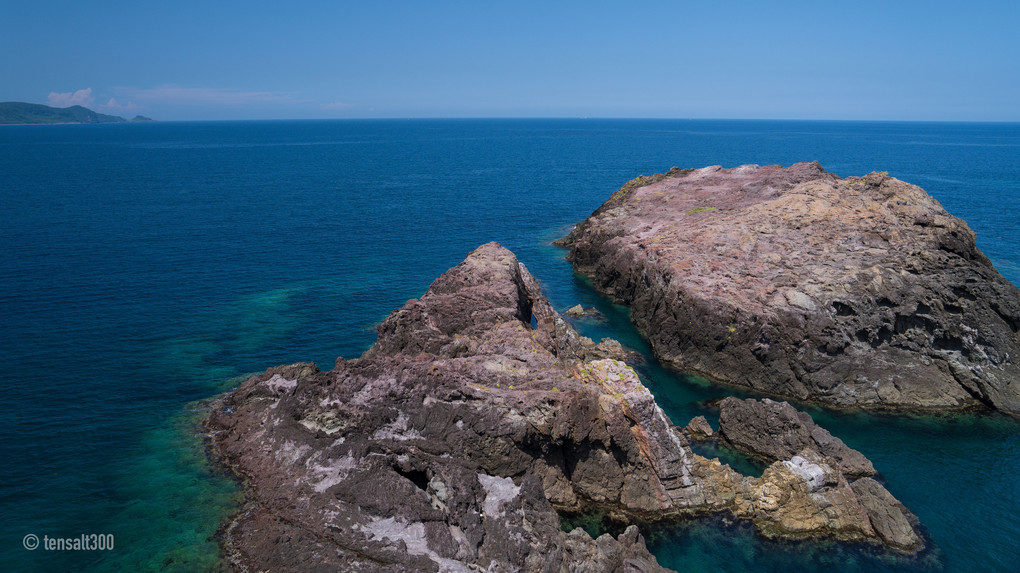 龍宮の青い海と玄武岩