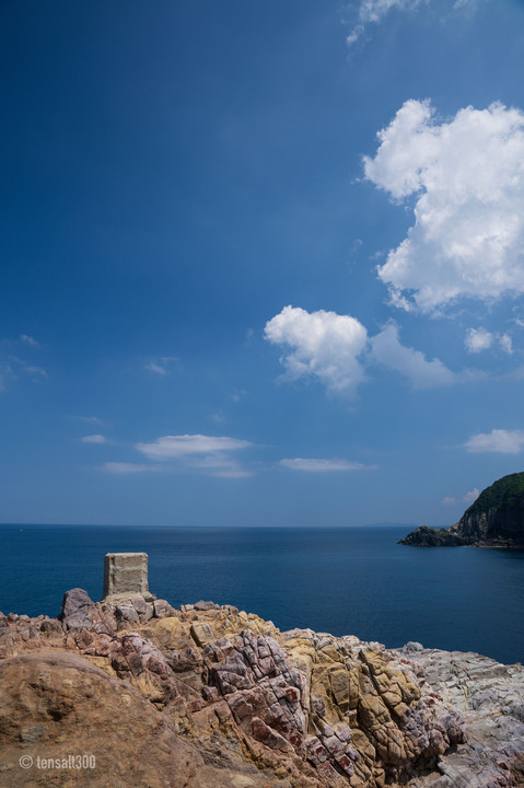龍宮の青い海と玄武岩