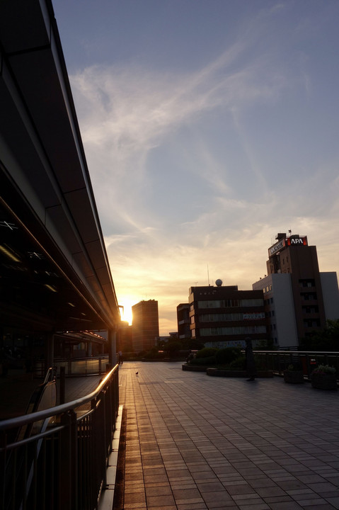 沈みゆく夕日（小倉駅:家路）