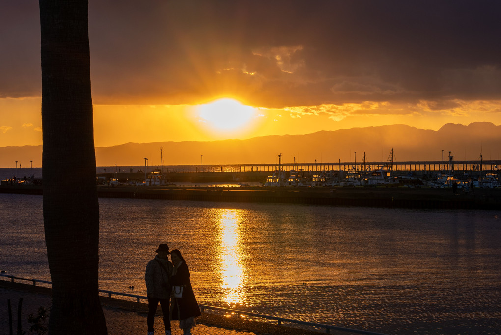 二人を照らす夕日