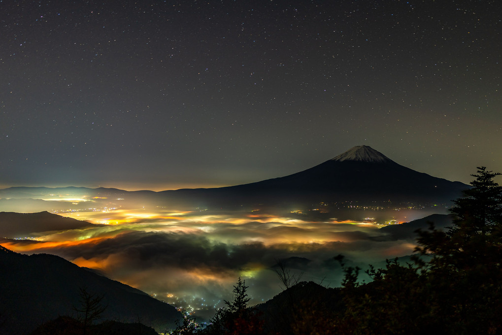 富士山と雲海の下の富士河口湖町