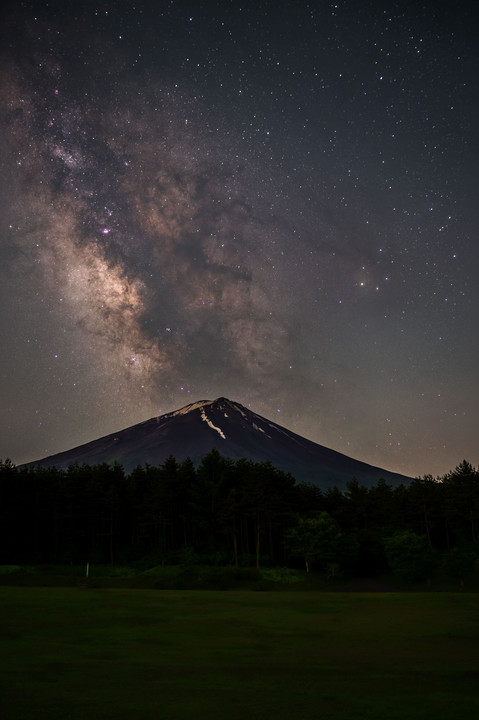 富士山に立ち上がる天の川