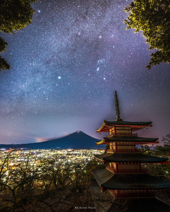 忠霊塔からの富士山と星空