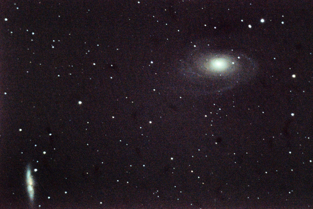 M81銀河(右)とM82銀河(左)