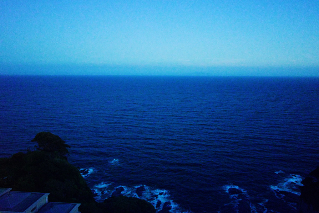 藍　優しく染まる夏夜の海