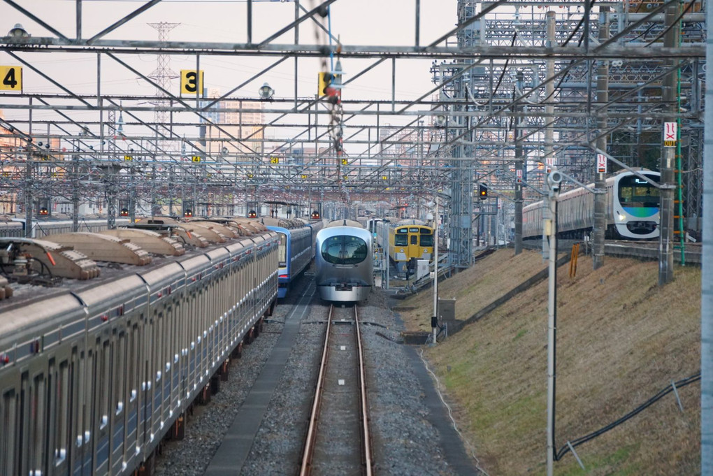 カラフルな電車が沢山の車両基地