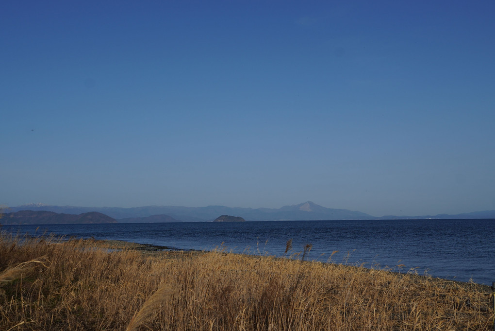 琵琶湖西岸より竹生島と伊吹山を望む