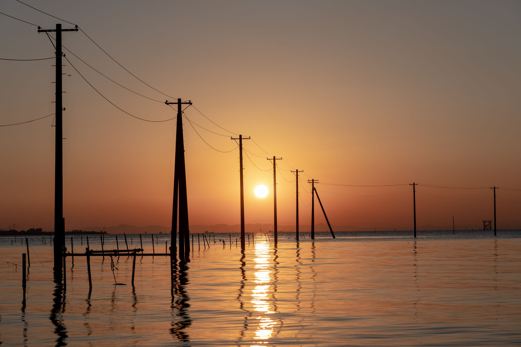 海中電柱と夕陽