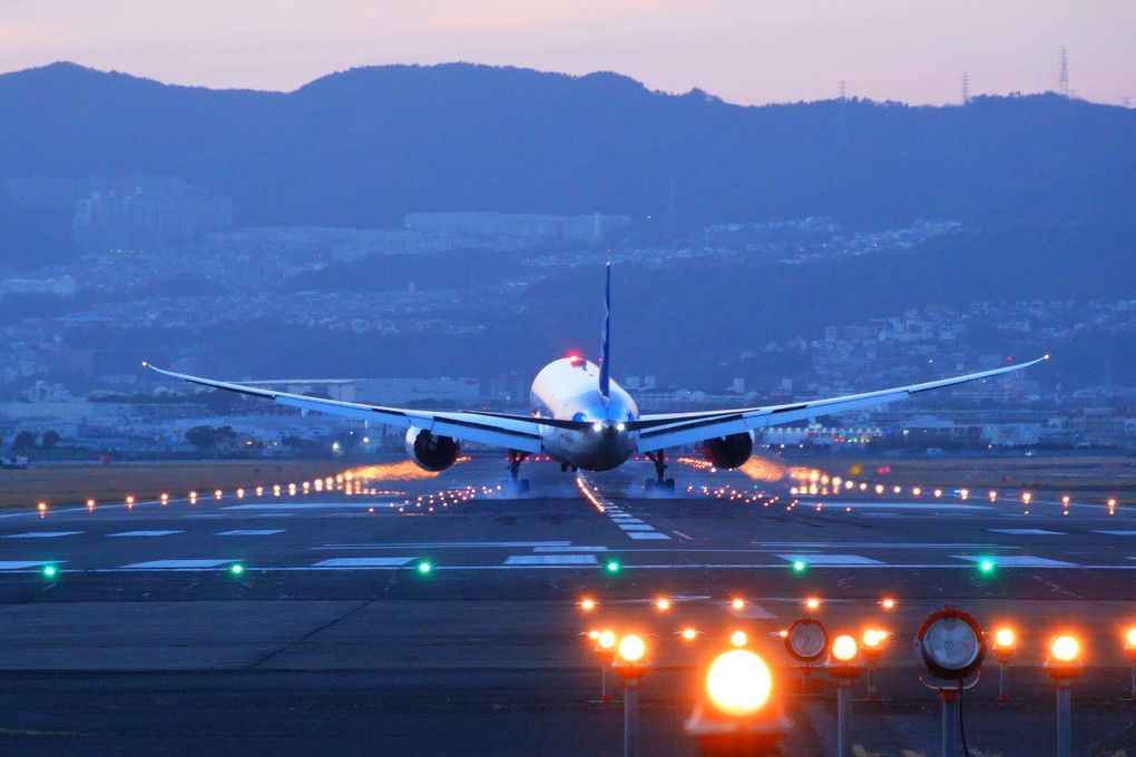 伊丹空港千里川土手初撮り(夕景）LANDING