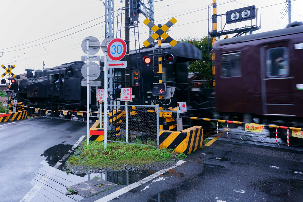 大谷向駅通過直後の踏切