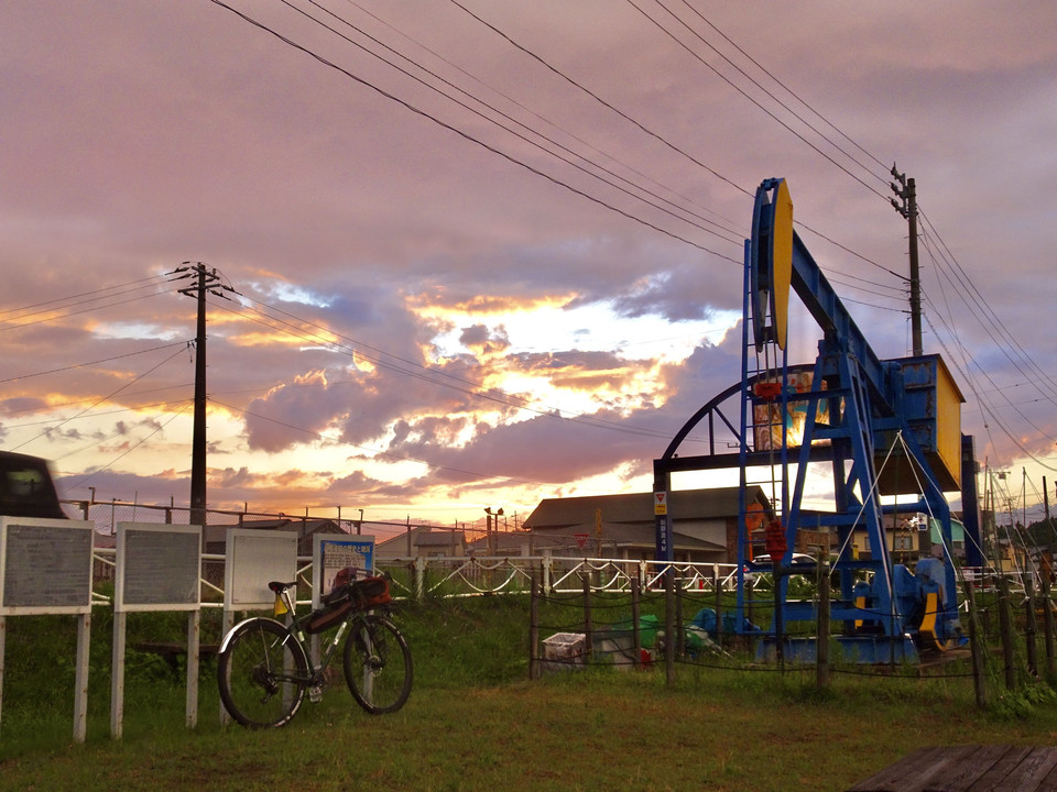夕焼け雲とポンプジャックと自転車