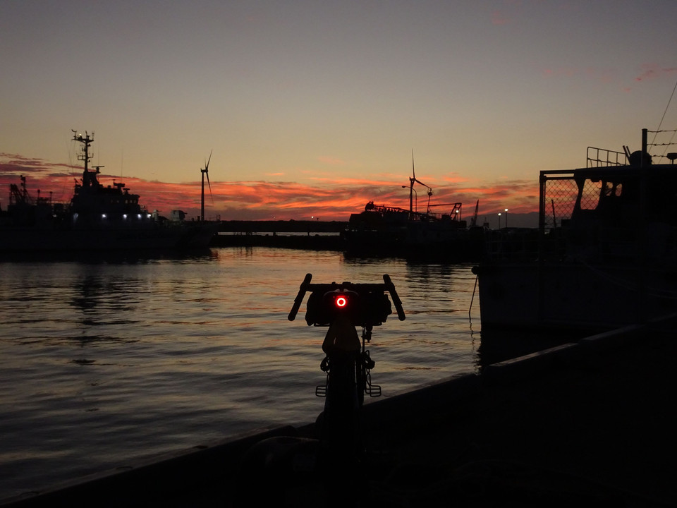 港の夕景と愛車