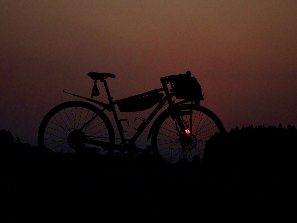 夕陽と鉄塔と自転車